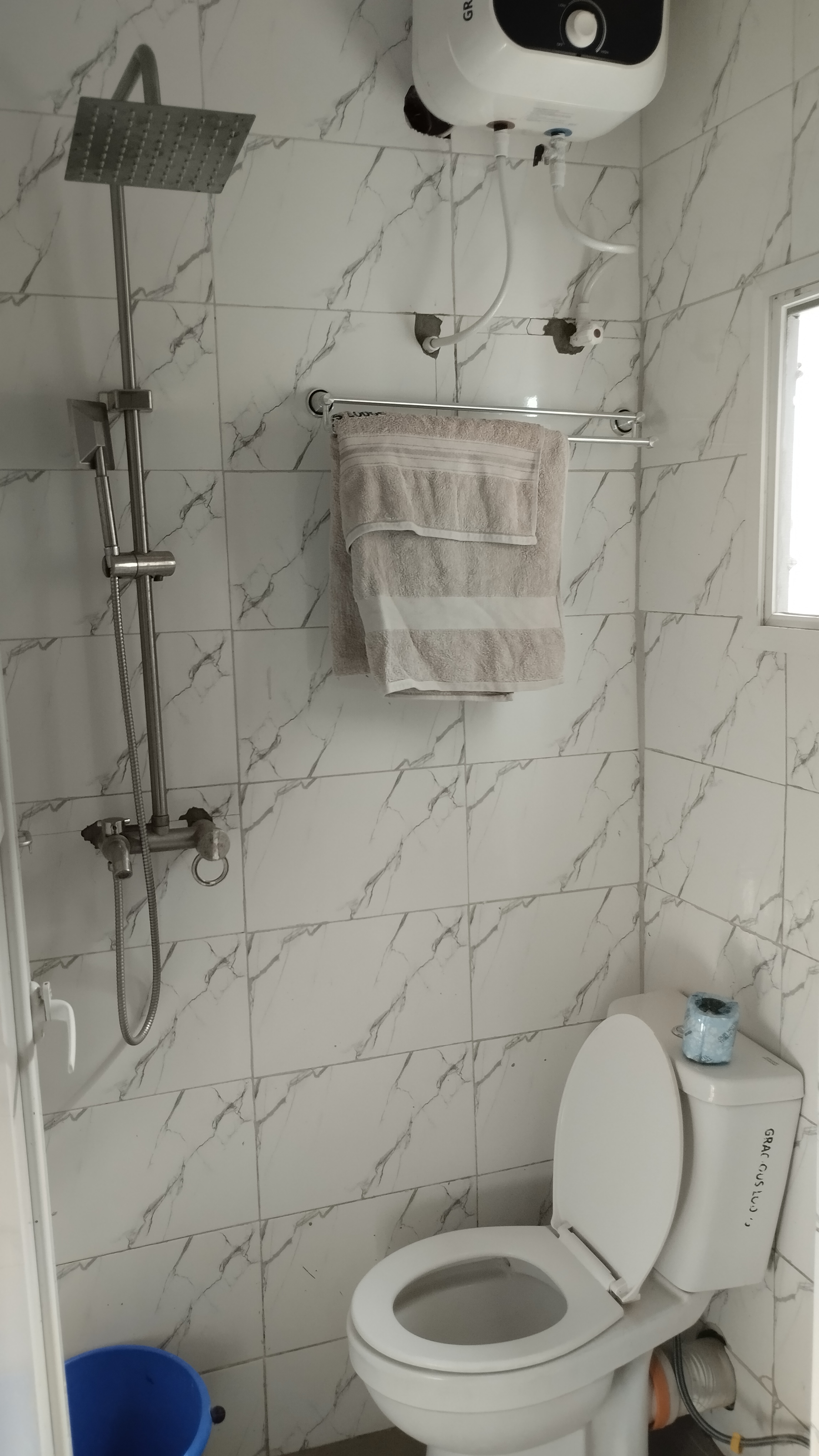 Gracious Lodge clean modern bathroom with quality fittings